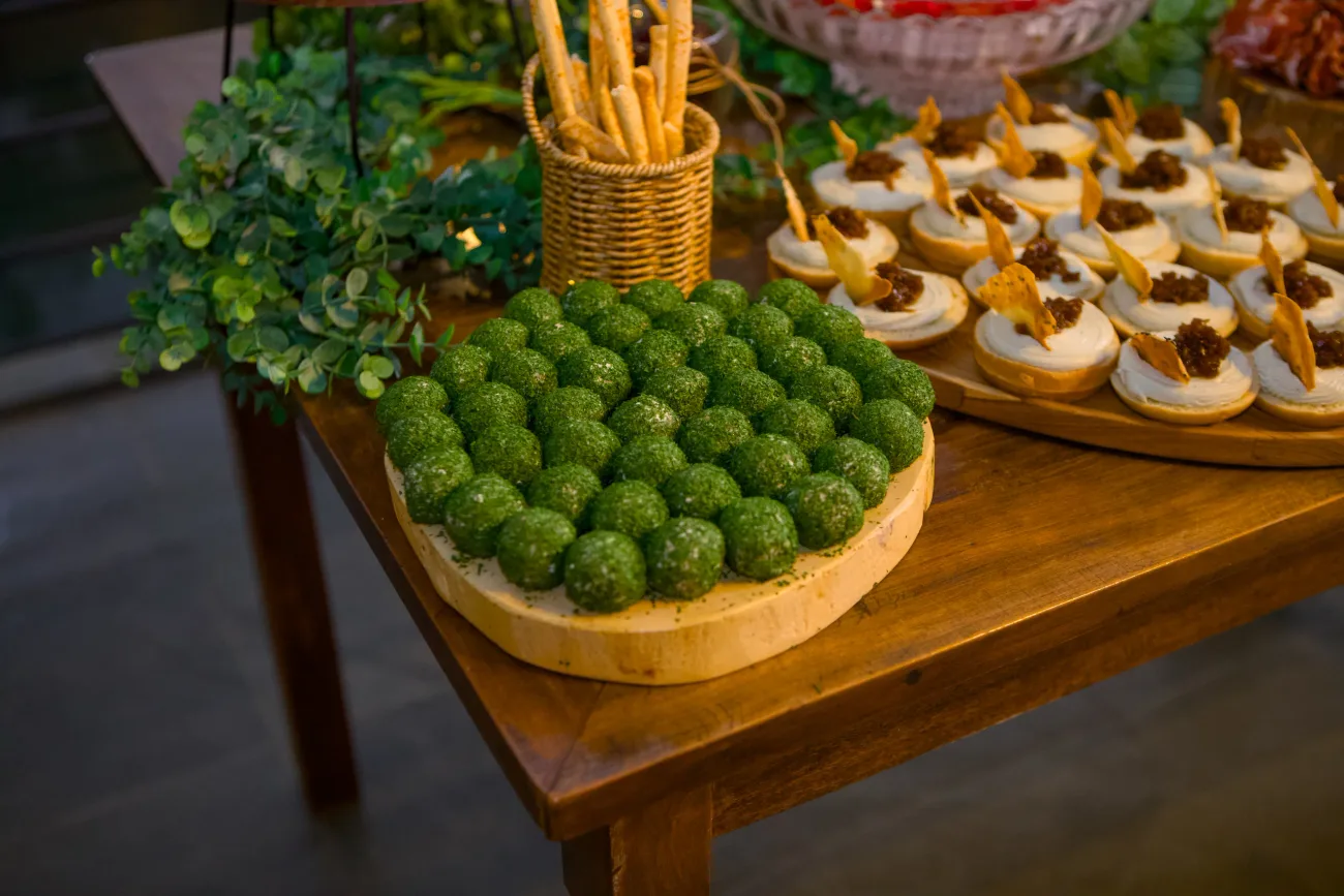 Canapés sobre tábua com decoração verde