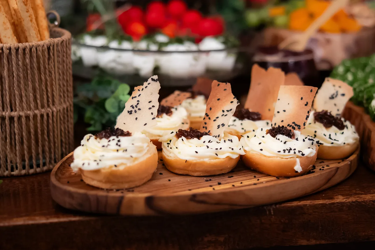 Doces finos em tábua de madeira