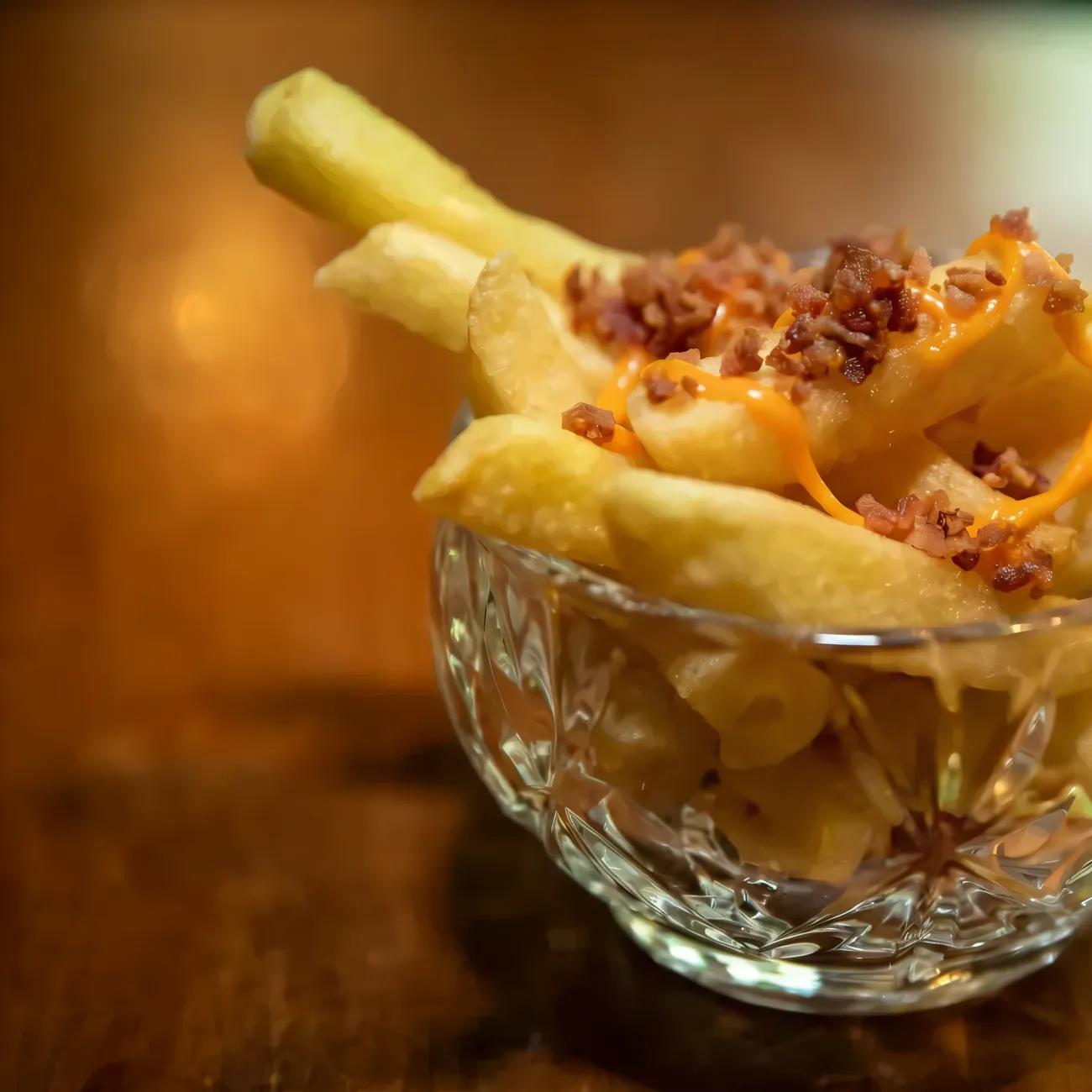 Batata frita com cheddar e bacon em taça de cristal