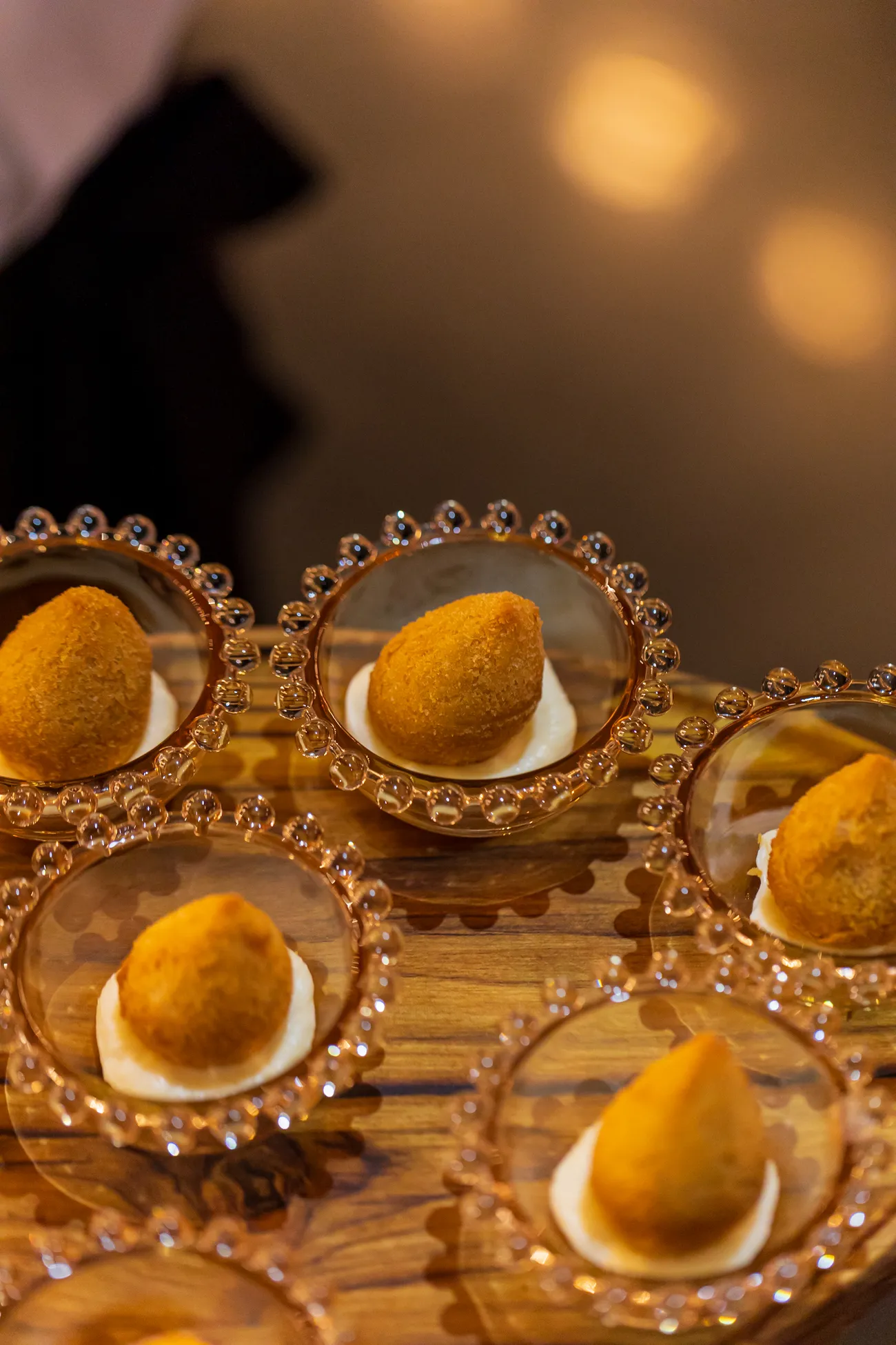 Coxinhas com catupiry em bandeja dourada
