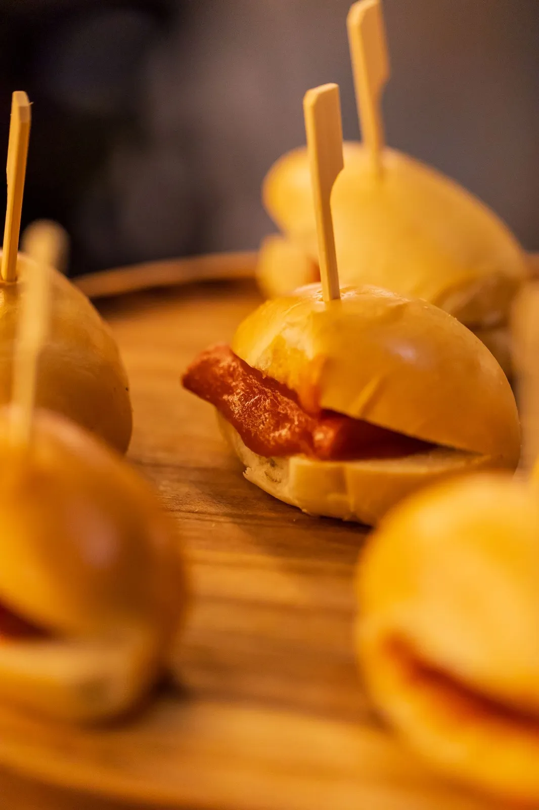 Mini hot dog em close